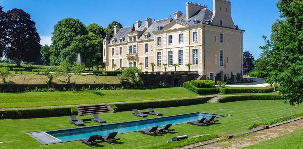 Castle and the parc with outside swimming pool